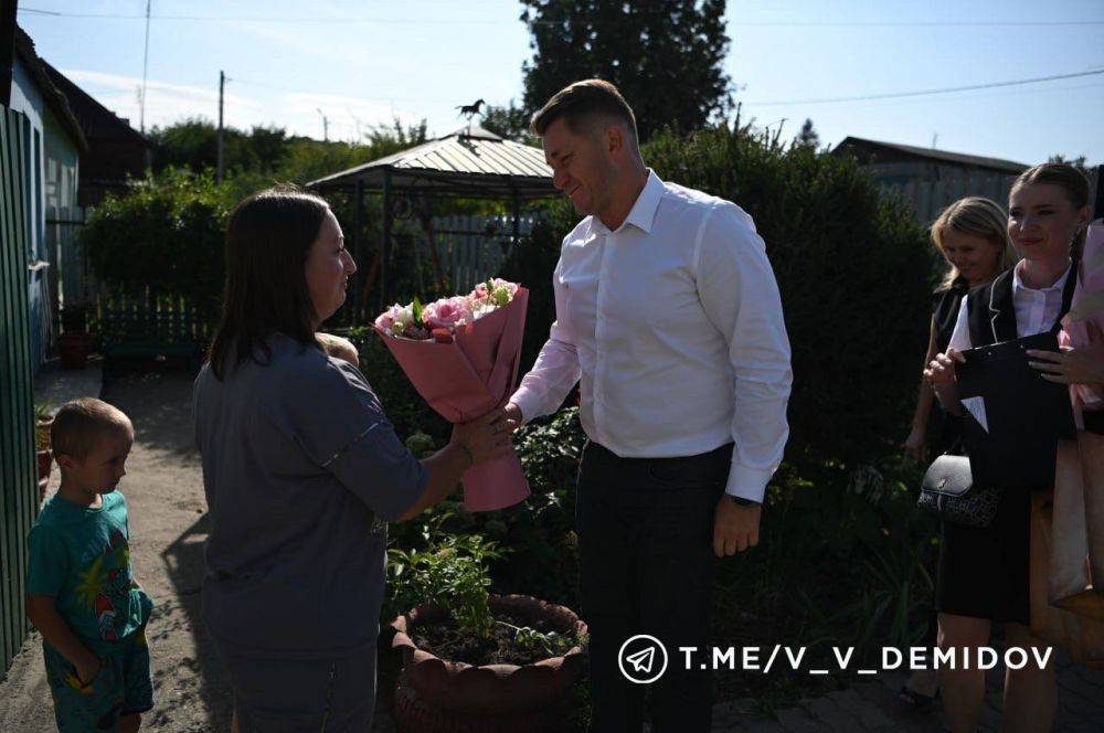 Мэр Белгорода Валентин Демидов навестил белгородскую многодетную семью Белых