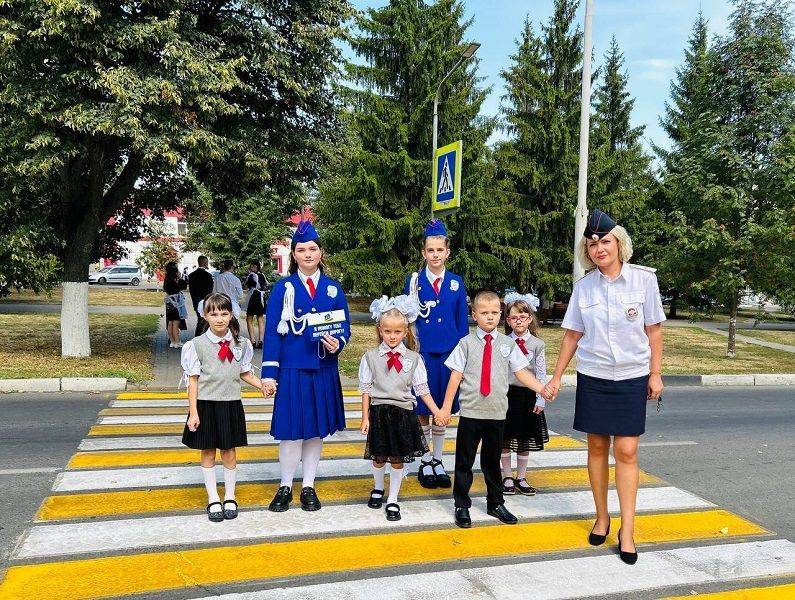 Белгородские ЮИДовцы для школьников младших классов организовали профилактическую акцию «Я помогу перейти тебе дорогу!»