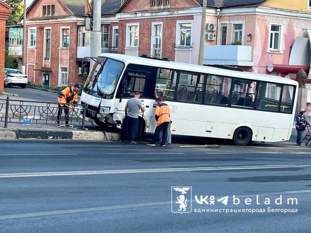 Коммунальные службы ликвидируют последствия ДТП на ул. Попова