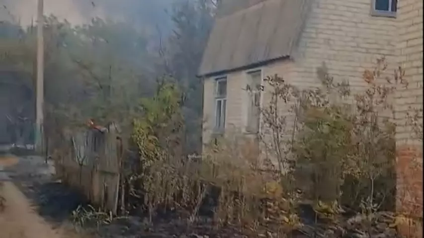 Огонь перешёл на дачные участки в "Зелёном бору"