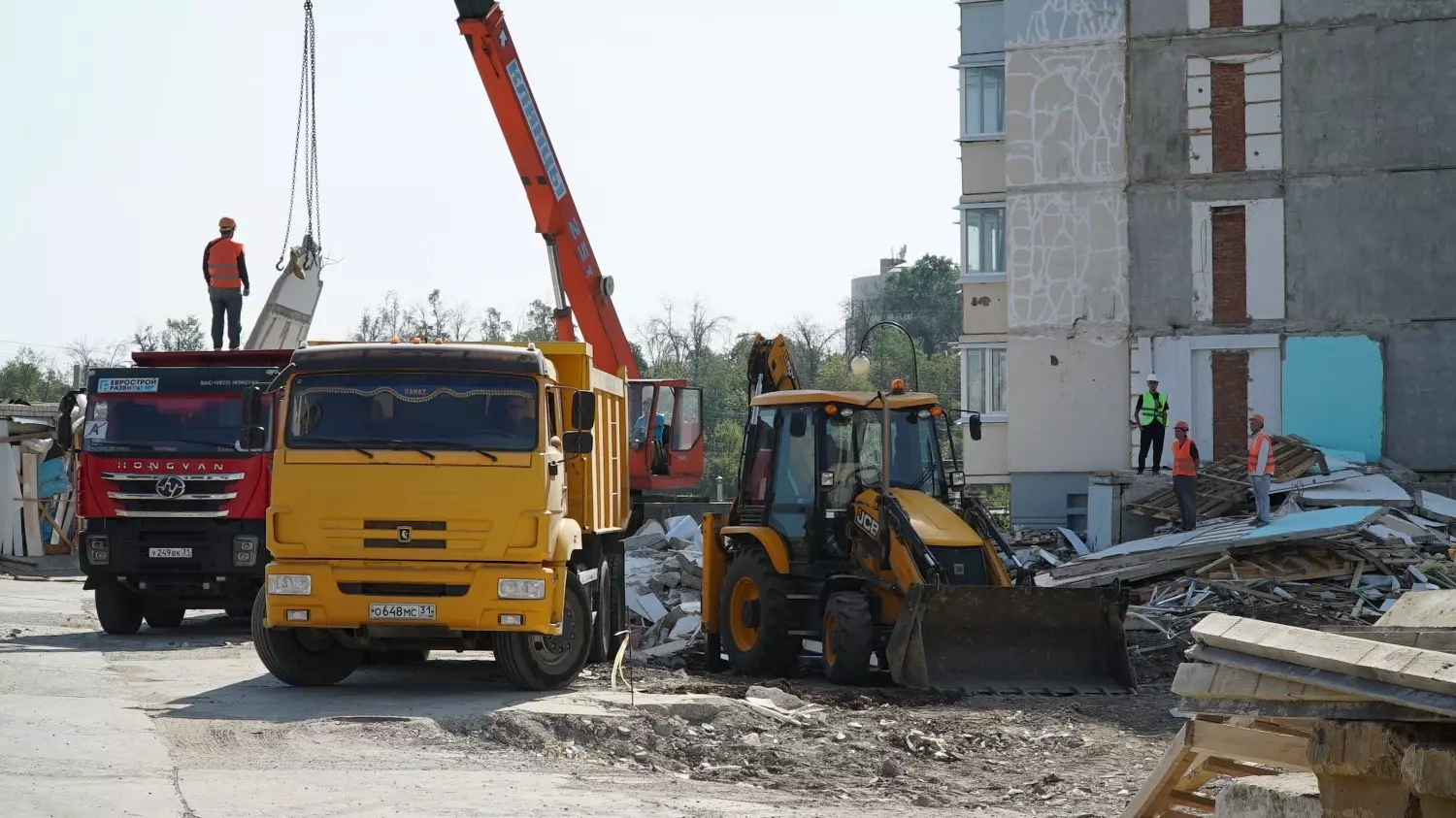 В Белгороде начали восстанавливать обрушенный ракетой дом: что уже сделали?22