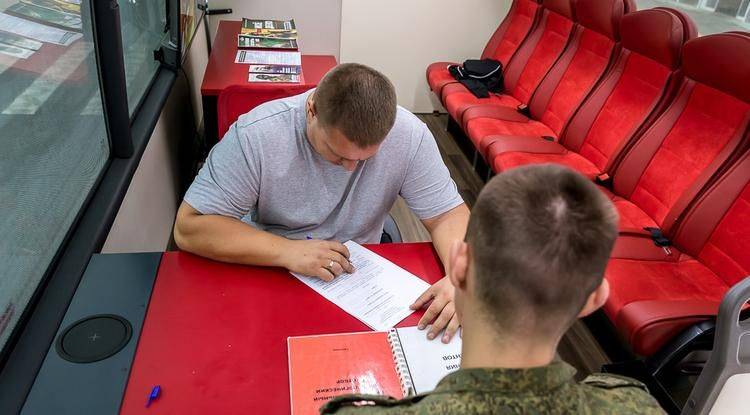 В Белгородской области продолжает работу мобильный пункт по набору на службу по контракту