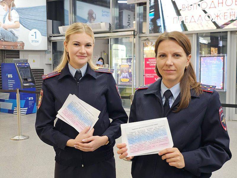 В Белгороде полицейские и судебные приставы провели профилактические беседы с посетителями торгового центра