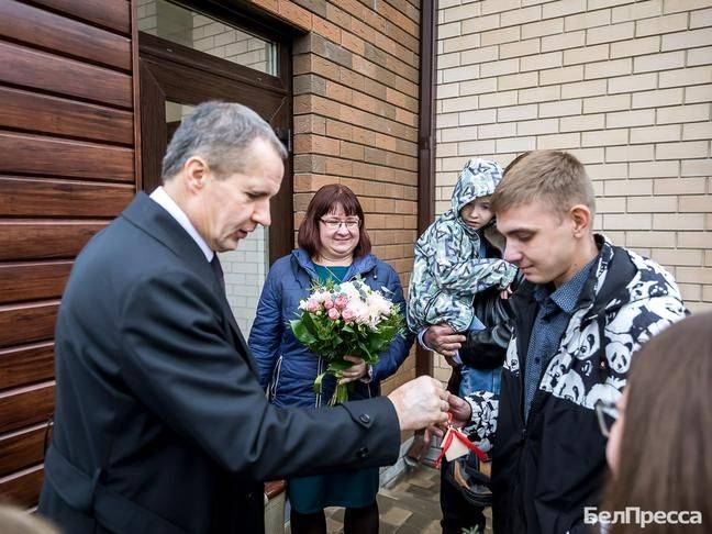 Две многодетные семьи получили новое жильё в Белгородском районе