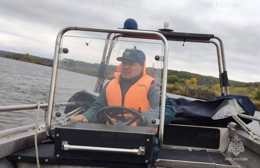 Инспекторы ГИМС проводят патрулирования водоемов, что обеспечить безопасность рыбаков в осенний период