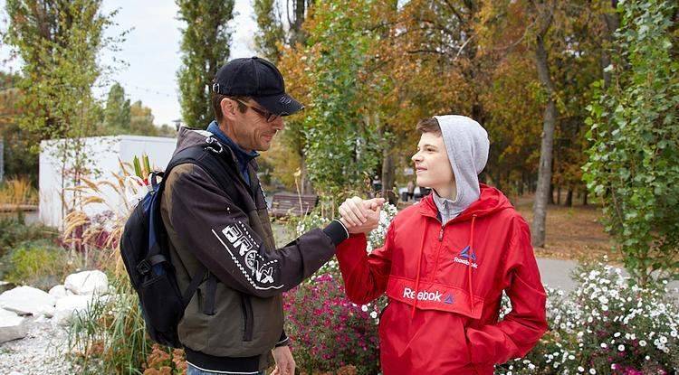 «Много чего он ещё не понимает, не умеет… Но мы учимся, стремимся. Яичницу жарим, пельмени варим, чай делаем, борщ готовим!»