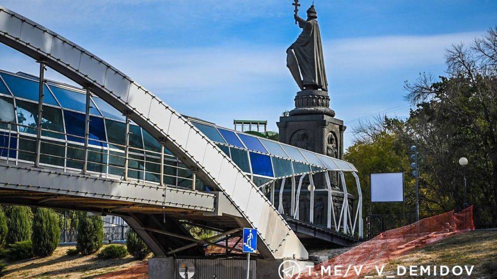 В Белгороде на 70% завершили ремонт надземного перехода к памятнику Князю Владимиру