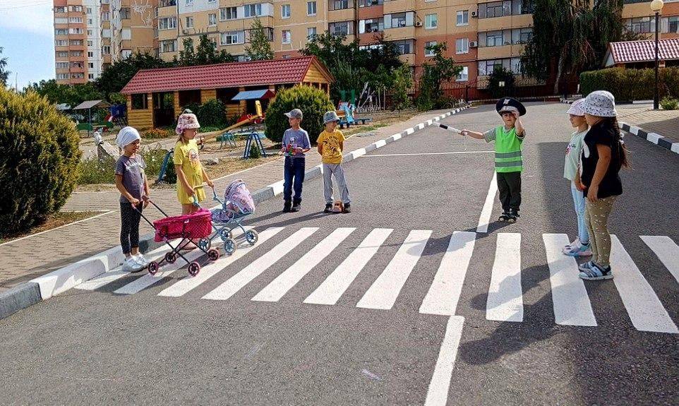 В дошкольных образовательных учреждениях Яковлевского городского округа в рамках месячника безопасности проводился комплекс мероприятий по обучению детей и родителей правилам дорожного движения (ПДД)