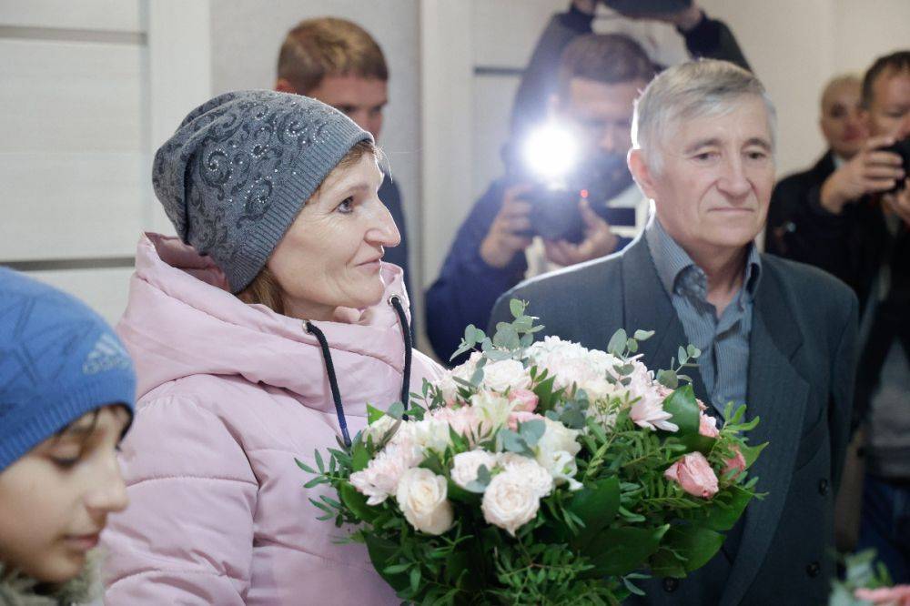 Вячеслав Гладков вручил ключи от новых домов двум семьям, воспитывающим детей-инвалидов