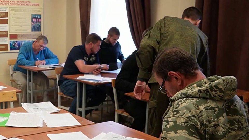 В военкоматах по всей стране не иссякает поток добровольцев