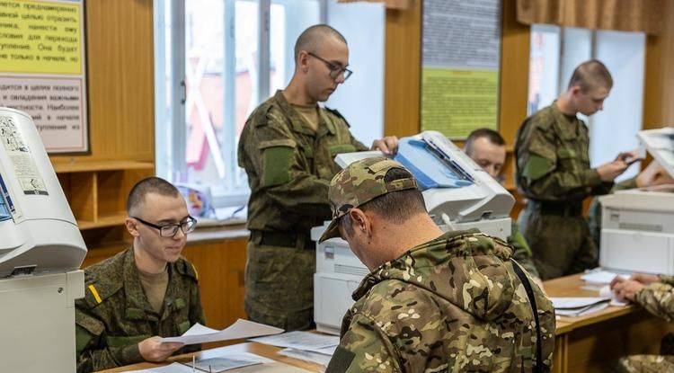 Гладков объяснил, зачем руководители идут в спецотряд «Барс-Белгород»