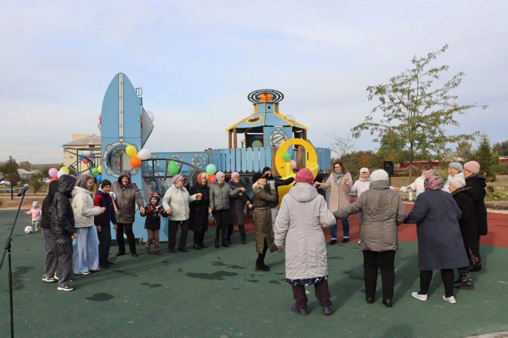 В микрорайоне «Космос», в парке Гагарина п. Волоконовка, прошло торжественное открытие современного игрового комплекса в космическом стиле