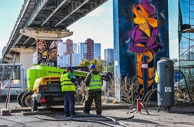 В Белгороде строители начали демонтаж конструкций на пешеходном мосту со смайлами