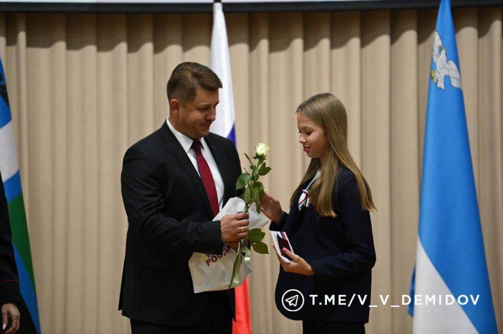 Валентин Демидов: Сегодня, в День флага Белгородской области, вручил нашим школьникам, которые достигли 14-летия, их первые паспорта