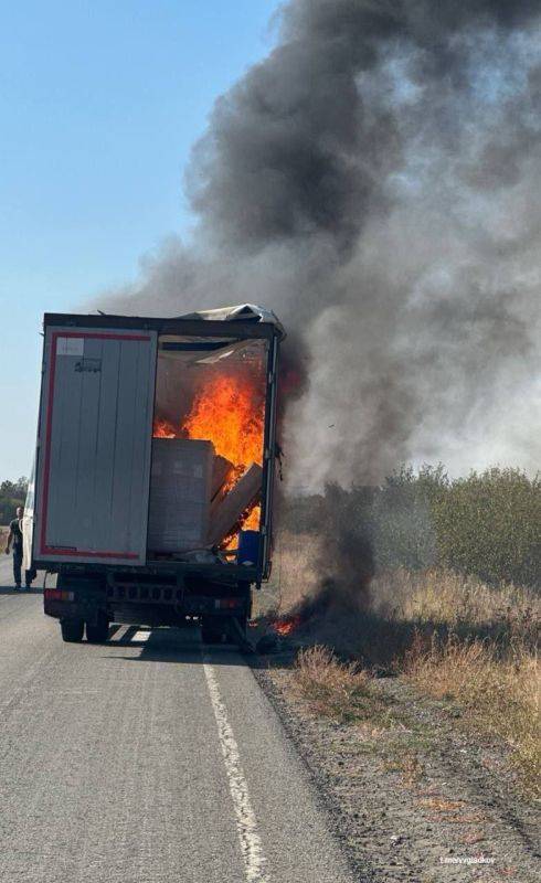 Украинские беспилотники атаковали два грузовика в Белгородской области, один водитель погиб, второй ранен, сообщил губернатор Гладков