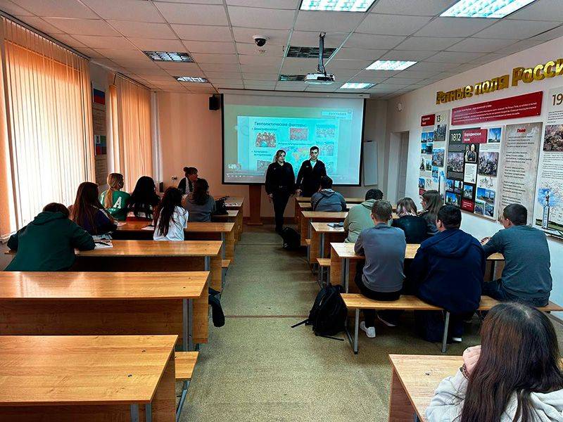 В Белгородском районе участковые уполномоченные рассказали студентам о служебных буднях