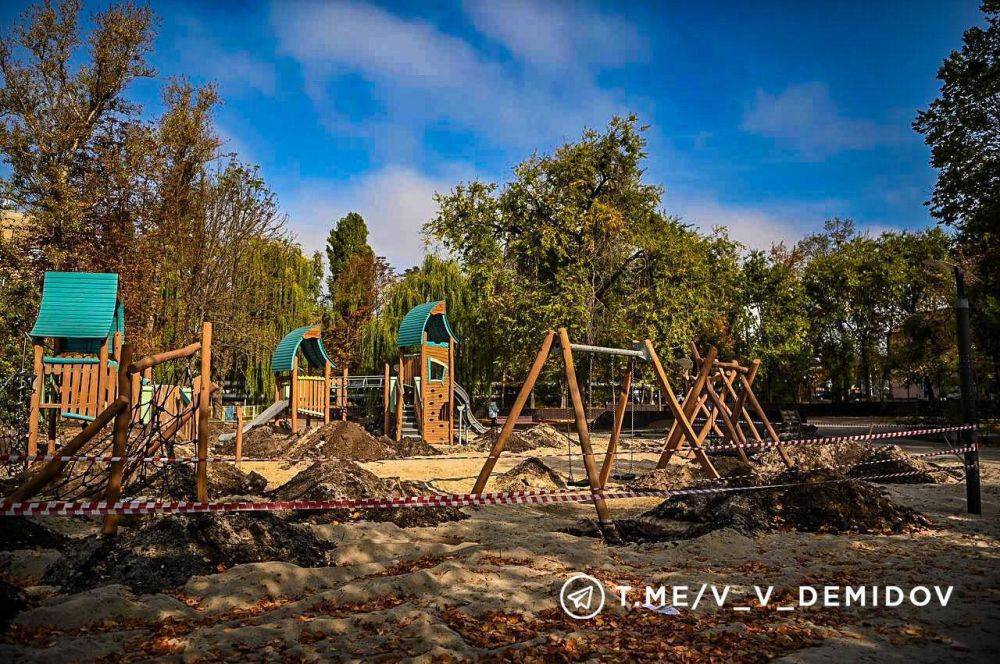 В Белгороде продолжается ремонт детской игровой площадки в парке Ленина