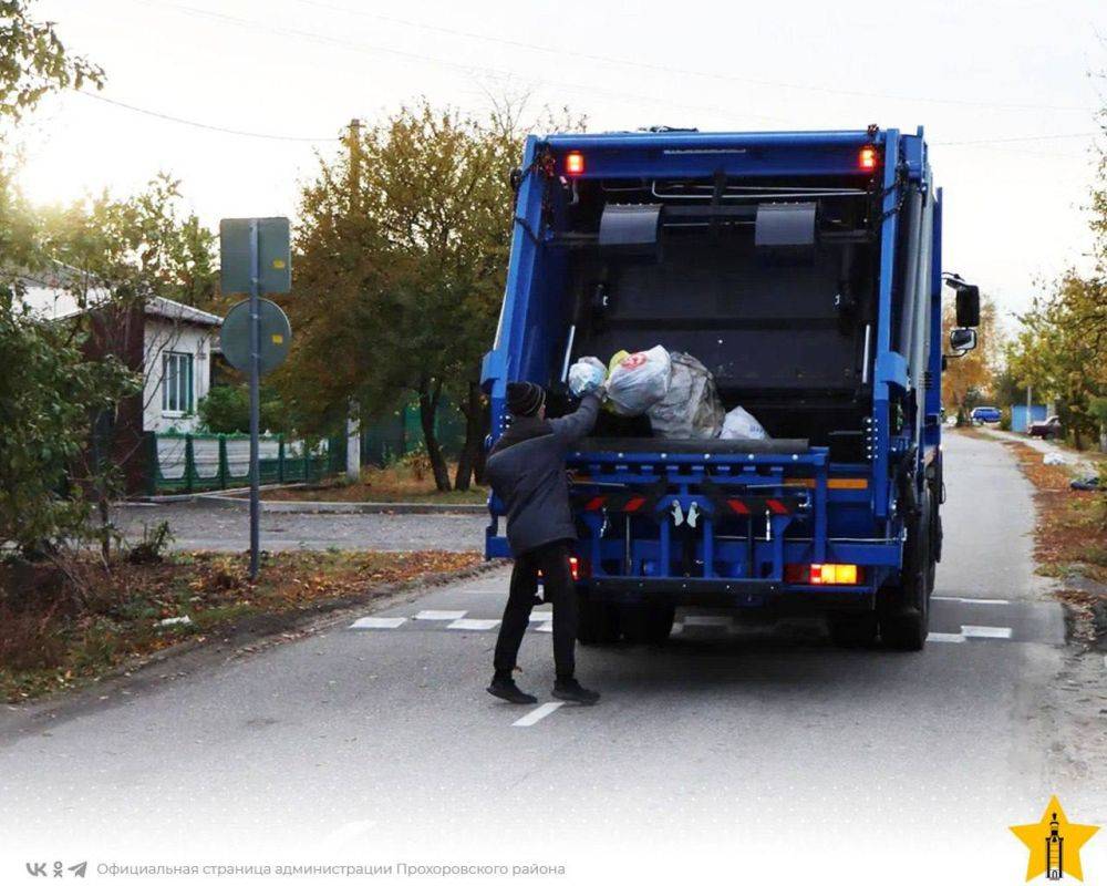 В Прохоровском районе начали работу новые мусоровозы