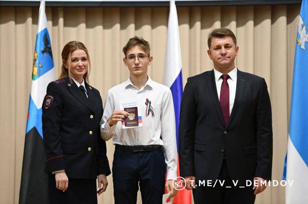 Валентин Демидов в День флага Белгородской области вручил школьникам их первые паспорта