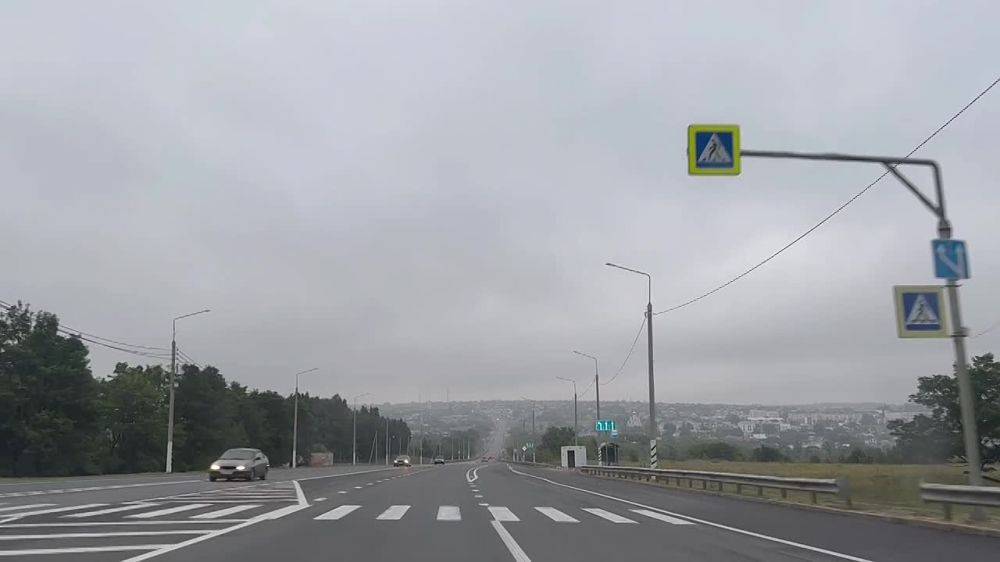 Доброе утро , друзья. В период межсезонья , в связи с сокращением светового дня будьте внимательны на загородных трассах Пешеходам также нужно позаботиться о своей видимости и использовать СВ-элементы Не пренебрегайте простыми правилами, берегите себя