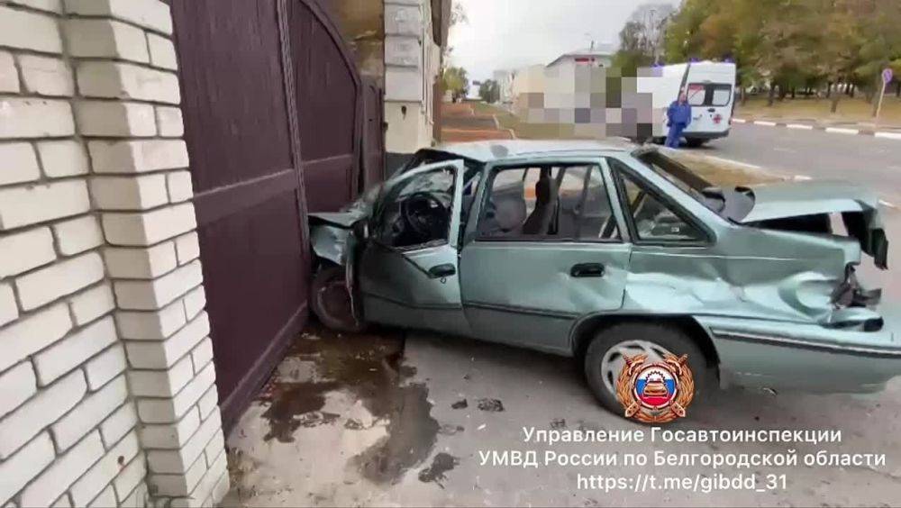 В Старом Осколе водитель врезался в забор