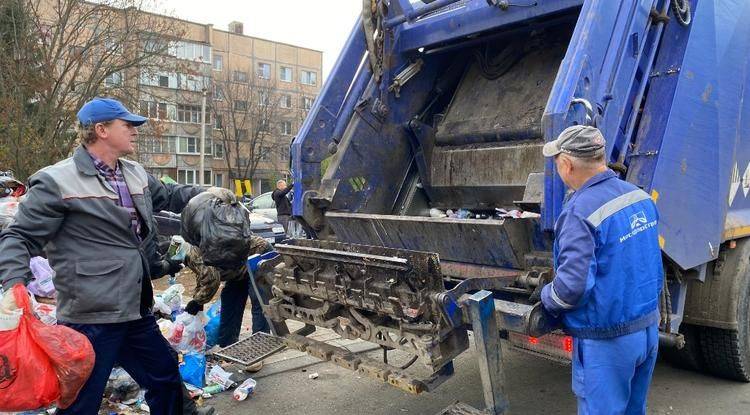 В посёлке Майском очищают от мусора 11 контейнерных площадок