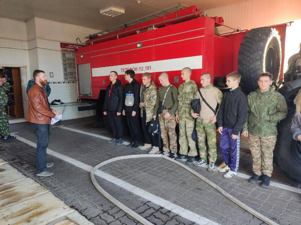 Курсанты военно-патриотического клуба «Русич» и «Юный Армеец» познакомились с профессией пожарного