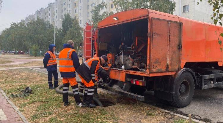 В Белгороде для очистки канализации впервые применили каналопромывочную машину