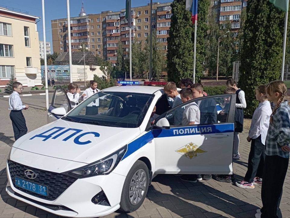 В Белгородской области сотрудники Госавтоинспекции #ПослеСмены провели с первоклассниками образовательные тренинги по ПДД