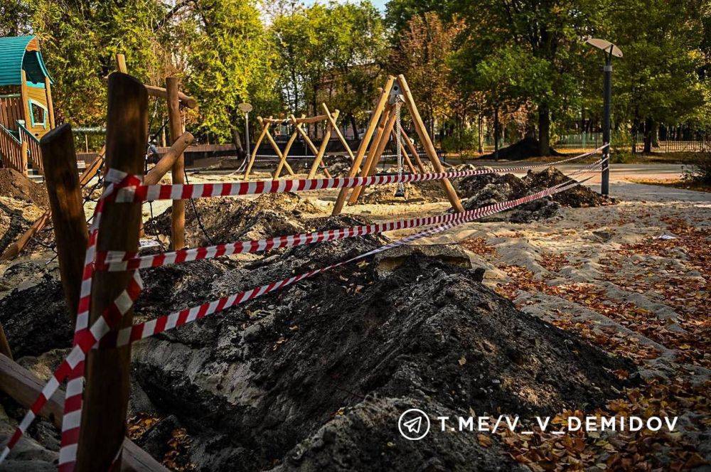 В Белгороде продолжается ремонт детской игровой площадки в парке Ленина