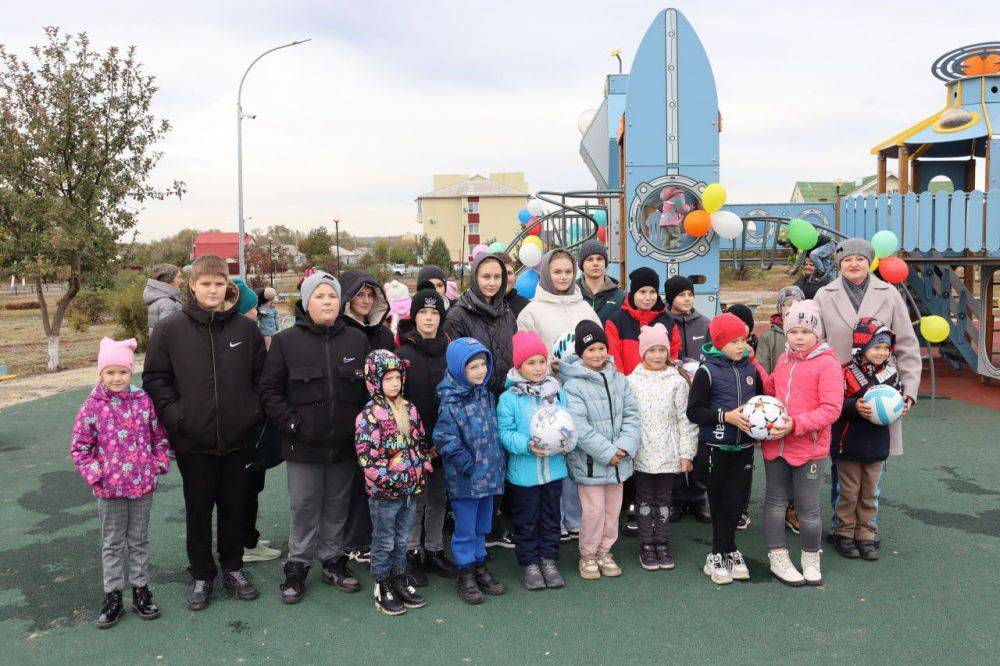 В микрорайоне «Космос», в парке Гагарина п. Волоконовка, прошло торжественное открытие современного игрового комплекса в космическом стиле