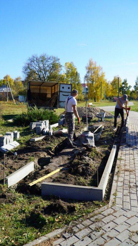 В центре села Крюково, возле памятника солдатам Великой Отечественной войны местные жители наблюдают за тем, как идут строительные работы