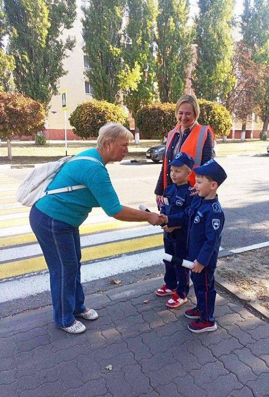 В дошкольных образовательных учреждениях Яковлевского городского округа в рамках месячника безопасности проводился комплекс мероприятий по обучению детей и родителей правилам дорожного движения (ПДД)