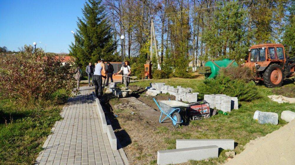 В центре села Крюково, возле памятника солдатам Великой Отечественной войны местные жители наблюдают за тем, как идут строительные работы