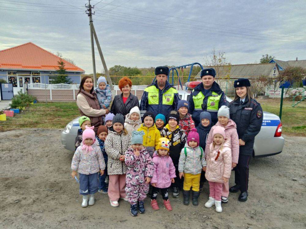 Белгородские автоинспекторы #ПослеСмены организовали для воспитанников подшефного детского сада тематическое уличное развлечение