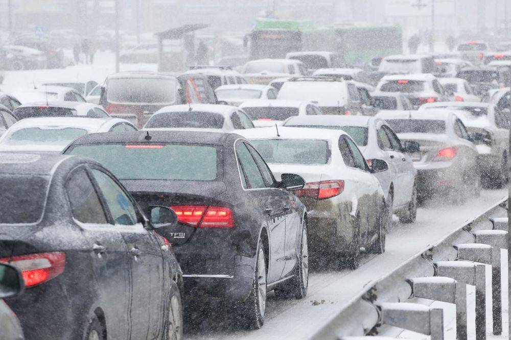 Водители Нового Уренгоя стоят в больших пробках из-за закрытого моста