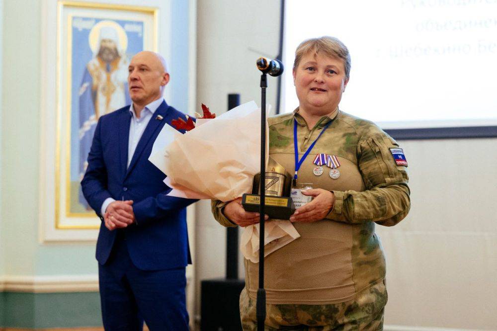 На вручении премий мы поблагодарили тех добровольцев тыла, кто льёт окопные свечи, плетёт сети, доставляет медикаменты...