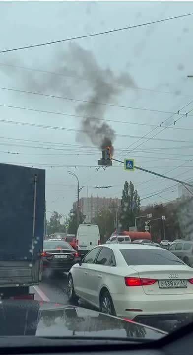 Видео горящего светофора поделился в соцсетях губернатор Вячеслав Гладков