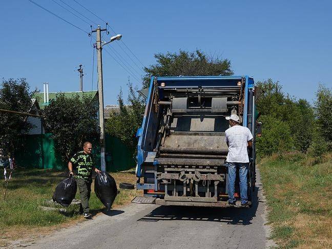 Губернатор раскритиковал подчинённых за невывод на маршруты 47 купленных мусоровозов