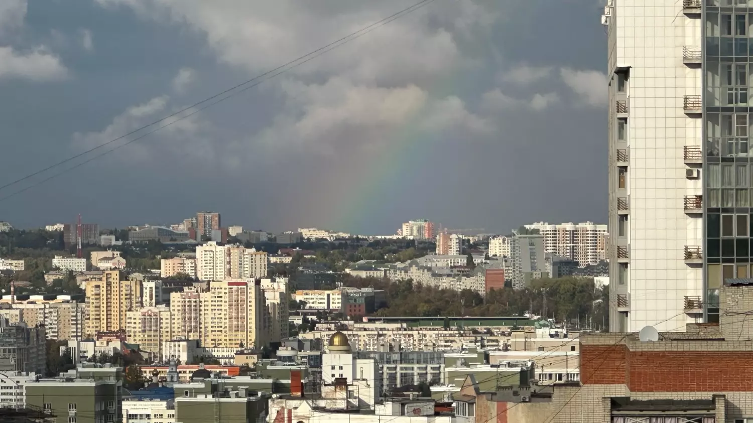 Кусочек прошедшего лета: белгородцы заметили радугу на пасмурном небе14