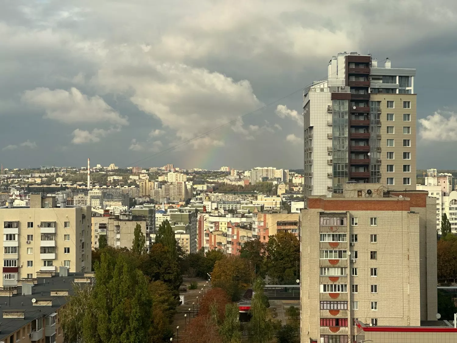 Кусочек прошедшего лета: белгородцы заметили радугу на пасмурном небе9