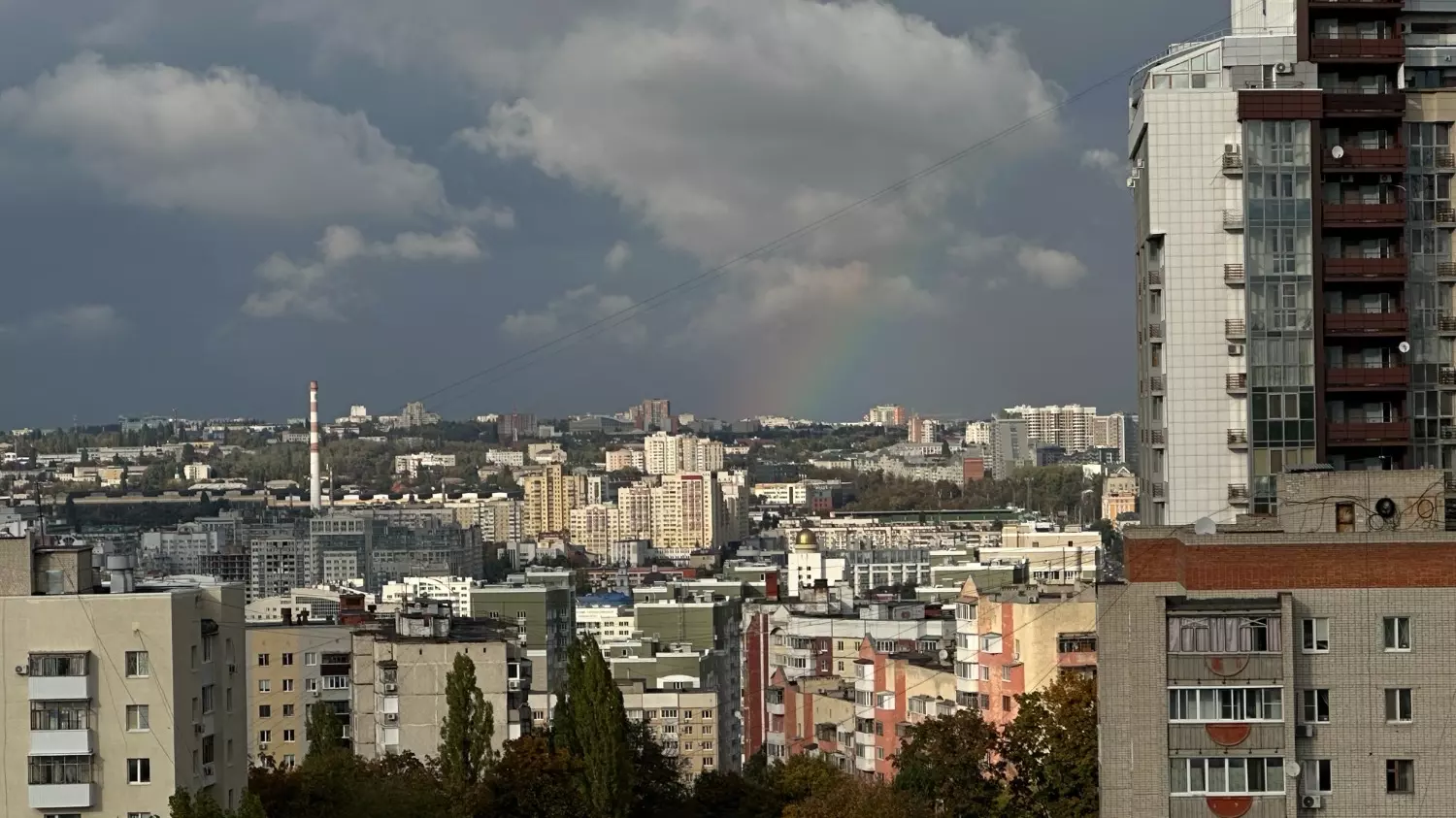 Кусочек прошедшего лета: белгородцы заметили радугу на пасмурном небе12