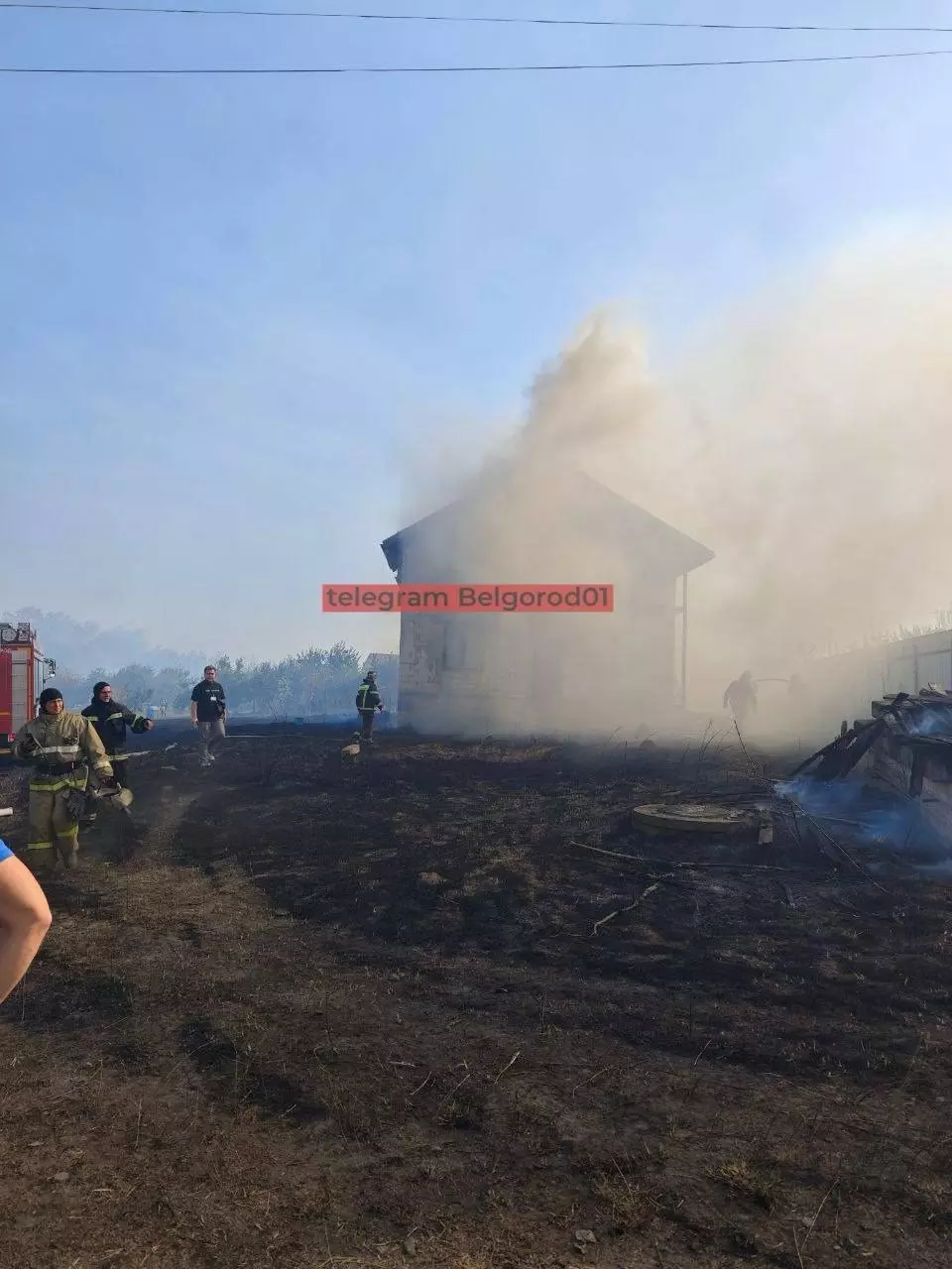 Помогали даже подростки: белгородцы совместными усилиями тушили пожар в нежилом доме8