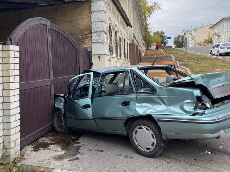 В Старом Осколе 18-летний автомобилист влетел в забор частного дома