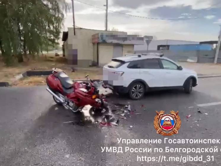 В Старом Осколе мотоциклистка влетела в «Ладу Весту»