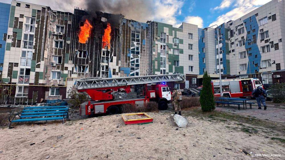 Три квартиры горят после попадания беспилотника в многоэтажный дом в Белгороде, сообщил губернатор Гладков