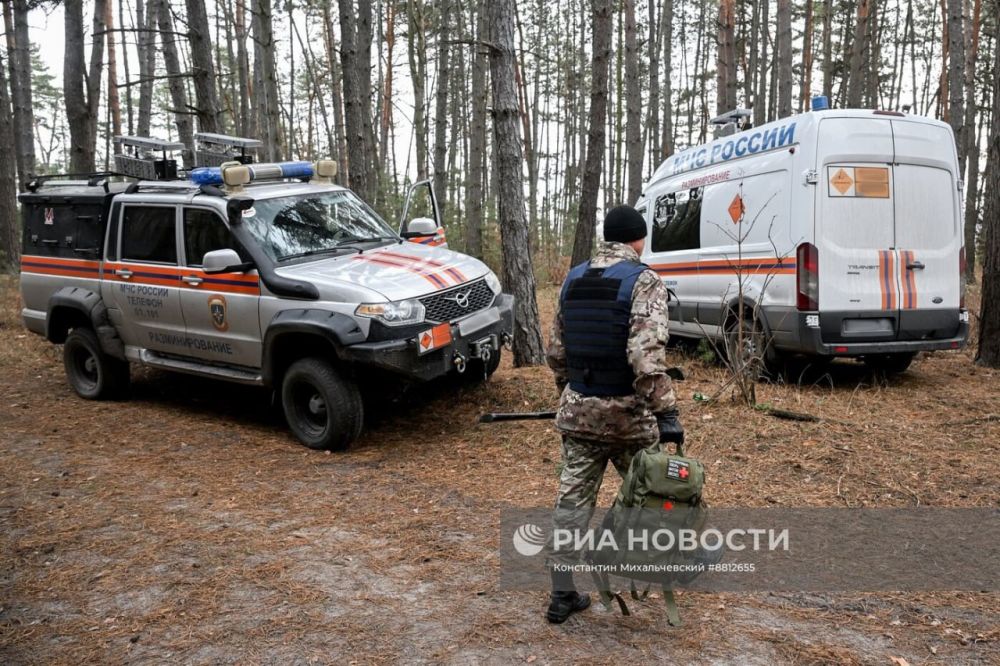 Сводный отряд разминирования МЧС России собирает и ликвидирует неразорвавшиеся кумулятивно-осколочные суббоеприпасы M77 DPICM от ракет M30 GMLRS ранней модификации, переданных из США на Украину