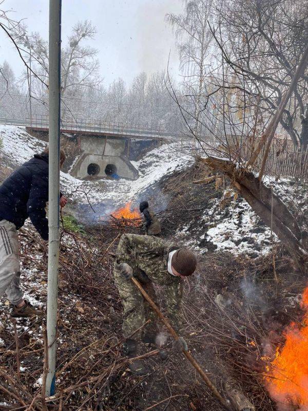 В одном из обращений в социальных сетях от жителей села Порубежное Стригуновского сельского поселения прозвучал вопрос об антисанитарном состоянии водотока возле моста по улице Ленина