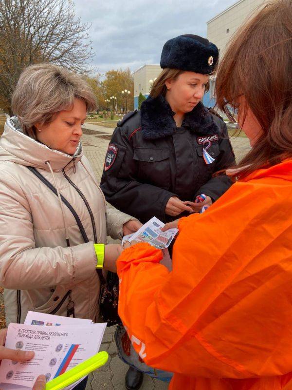 Доброе утро , друзья. В преддверии Дня народного единства волонтеры дорожной безопасности из Алексеевки вышли в профилактический рейд Они раздали участникам ленточки с российским триколором и напомнили им о соблюдении ПДД Уважаемые автомобилисты