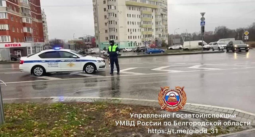 В Белгороде автоинспекторы обеспечивают безопасность дорожного движения на перекрестке ул. Щорса - Есенина, в месте аварийного отключения светофорного объекта